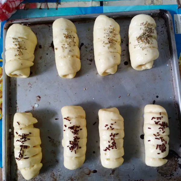 Istirahatkan kembali selama 15 menit. Kemudian oles dengan susu cair lalu taburi oregano.