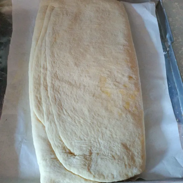 Lipat amplop kembali, letak dalam nampan. Tutup kain dan plastik wrap, kemudian simpan di kulkas atau chiller semalaman.