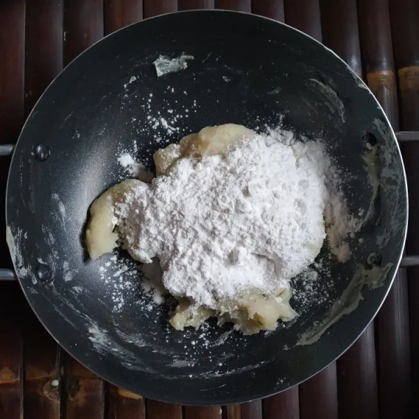 Ketika adonan sudah agak dingin, tambahkan tepung tapioka sedikit demi sedikit sambil diuleni.