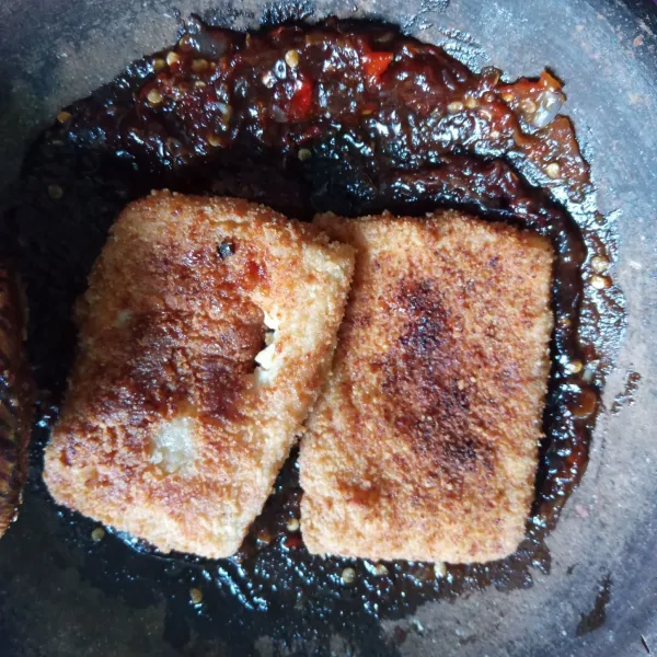 Masukkan tahu lalu di atas sambal. Siap disajikan