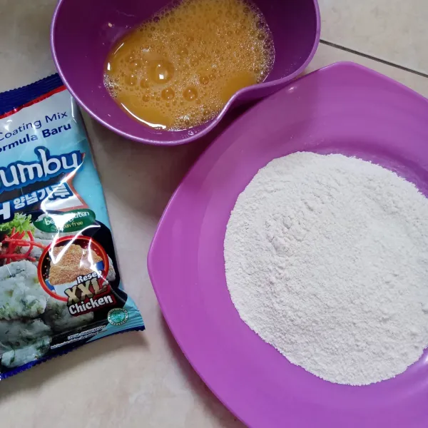 Siapkan telur kocok dan kobe tepung putih