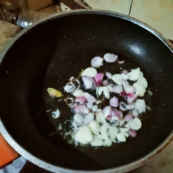 Siapkan pan, masukan minyak lalu tumis bawang merah dan bawang putih hingga harum