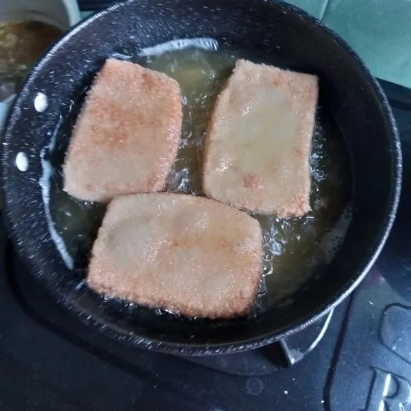 Goreng tahu sampai matang dengan api sedang
