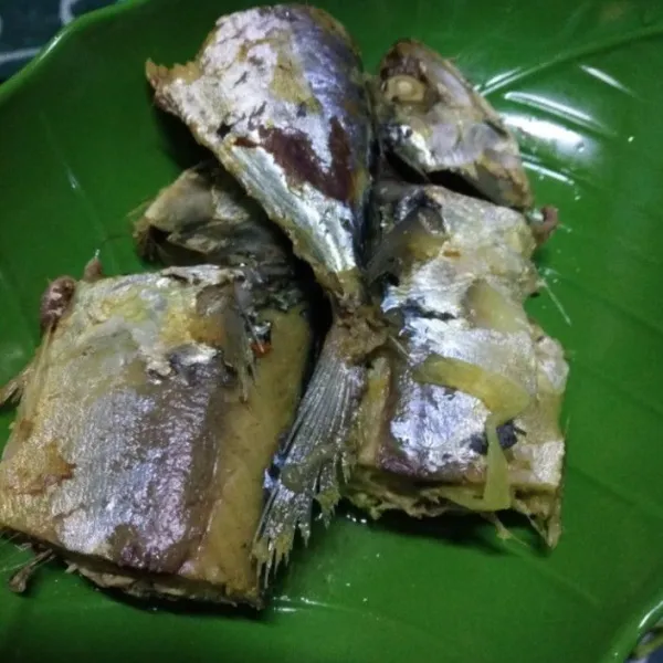 Masak sampai ikan matang. Setelah matang tiriskan ikan, ambil dagingnnya, buang bagian duri.