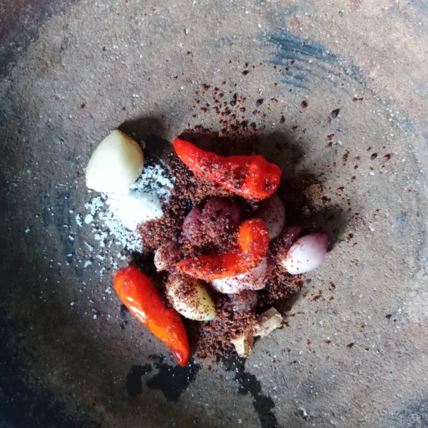 Haluskan semua bahan sambal di cobek