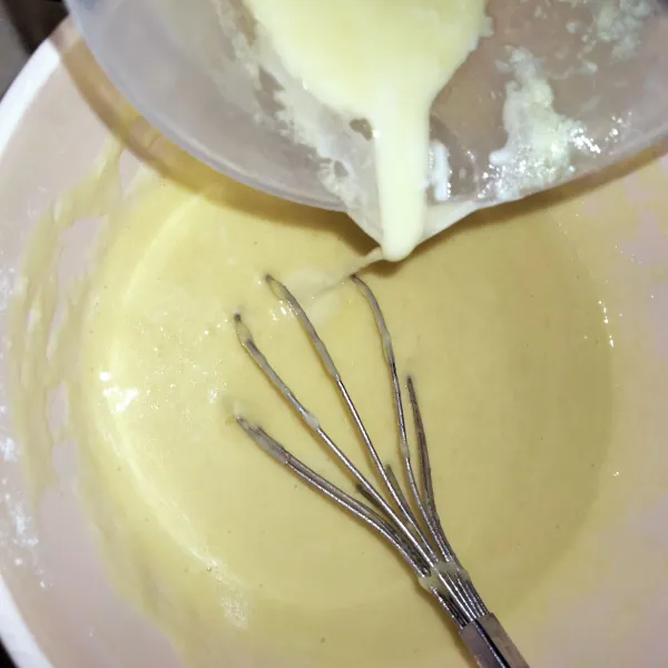 Campurkan kuning telur, tepung yang sudah diayak, lalu masukkan campuran susu, keju, dan margarin, kemudian aduk hingga rata