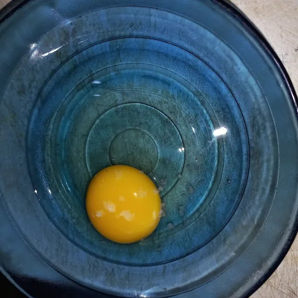 Masukkan telur ke dalam mangkok lalu beri sedikit garam.