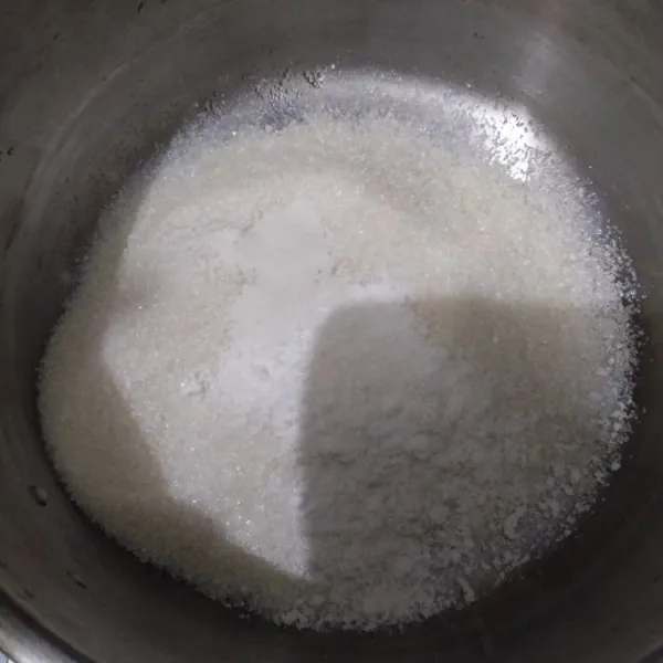 Masukkan bahan kering puding susu kedalam panci.