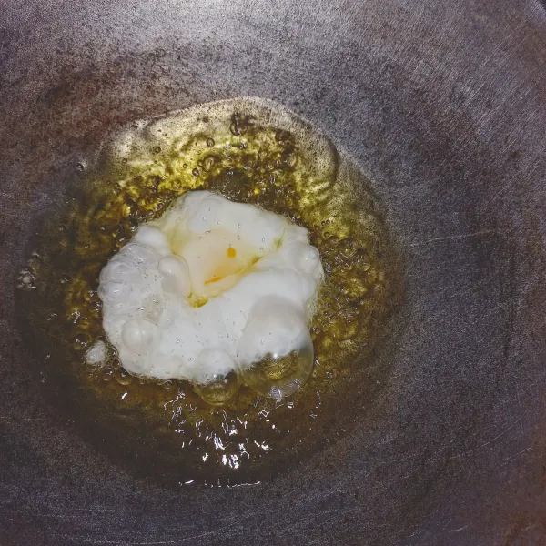 Panaskan minyak goreng lalu masukkan telur masak sampai matang