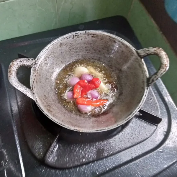 Goreng duo bawang dan cabai terlebih dulu