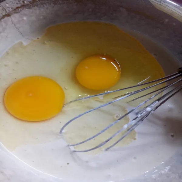 Kemudian tambahkan telur aduk kembali hingga telurnya tercampur rata.