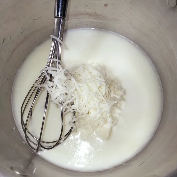 Lelehkan keju dengan susu cair lalu rebus sebentar tidak sampai mendidih, kalau sudah leleh matikan api