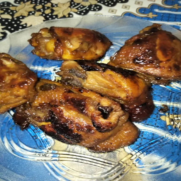 Jika bumbu sudah meresap, lumuri ayam dengan mentega dan kecap kemudian panggang pada teflon yang sudah panas menggunakan api kecil sampai berwarna coklat sempurna.