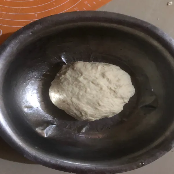 Taruh dough di wadah besar yang sudah diolesi minyak dan tutup biarkan 1 jam