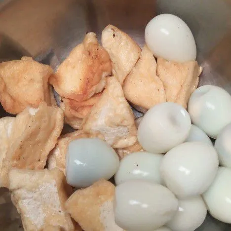 Siapkan bahan, telur puyuh rebus yang telah dikupas, tahu goreng.