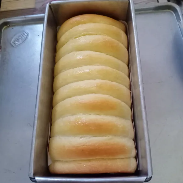 Panggang sampai matang. Setelah matang, olesi permukaan roti dengan margarin.