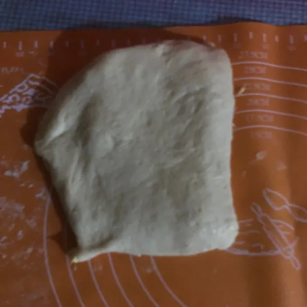 Bungkus dough dengan plastic wrap dan diamkan di freezer selama 1 jam