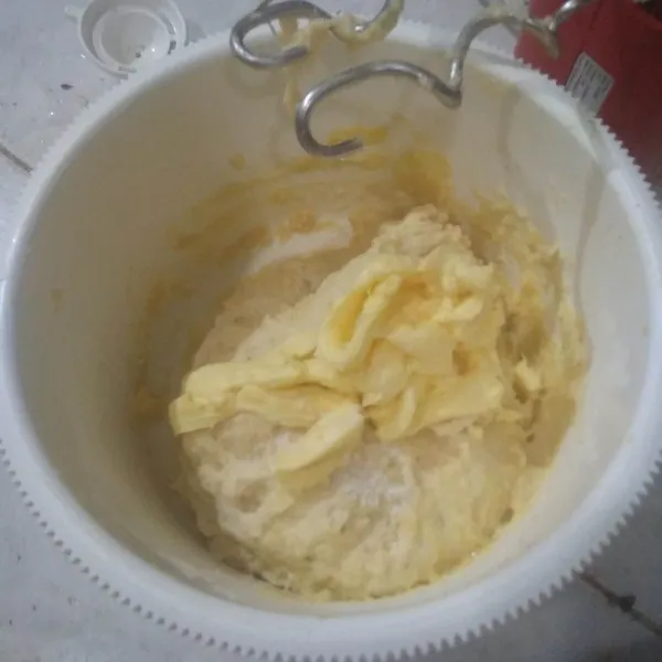 Uleni hingga setengah kalis lalu tambahkan garam dan margarin. Uleni hingga kalis elastis.