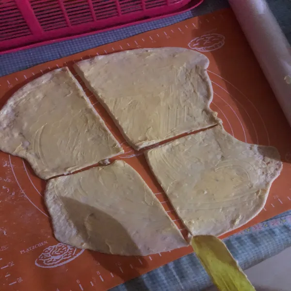 Oleskan semua margarin secara merata lalu potong bagi lagi jadi 4 persegi lalu tumpuk masing-masing persegi