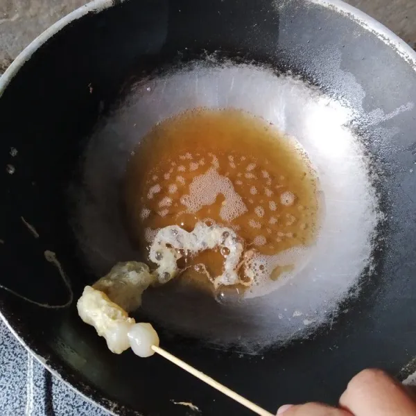 Panaskan minyak, ambil secukupnya kocokan telur, masukkan kedalam minyak panas, biarkan menyebar, kemudian gulung dengan aci yang sudah ditusuk tadi.