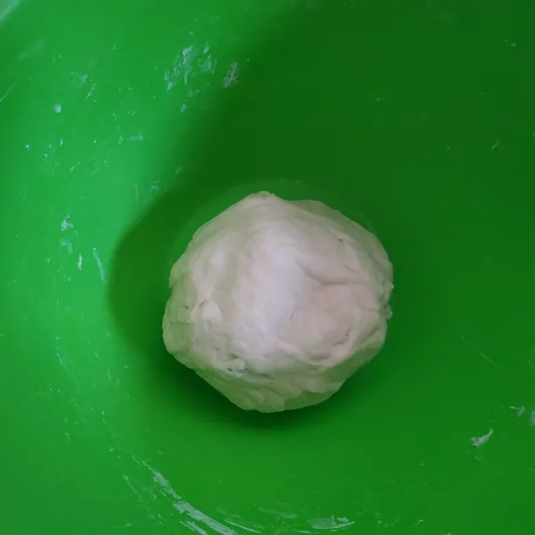 Campur semua bahan adonan uleni sampai kalis. Tutup dengan serbet bersih istirahatkan hingga mengembang 2x lipat.