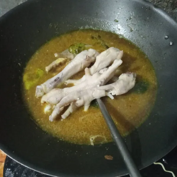 Masukkan ceker ayam, biarkan hingga bumbu meresap.