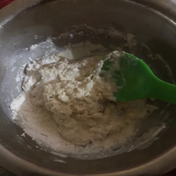 Campur semua bahan kecuali margarin lalu aduk dan ulen rata tidak perlu sampai kalis elastis kayak roti tapi hanya tercampur hingga menbentuk dough
