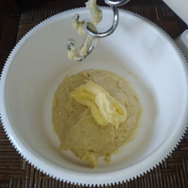 Tambahkan mentega dan garam, mixer kembali hingga tercampur rata