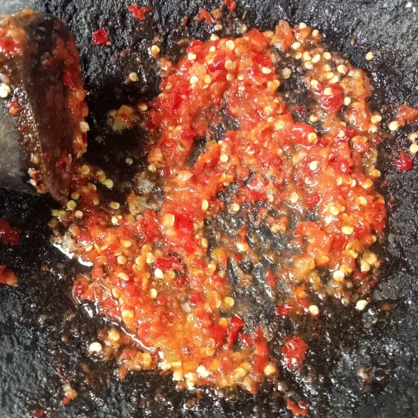 Ukek semua bahan sambal kecuali minyak goreng hingga halus, lalu tuang minyak goreng panas kedalam sambal.