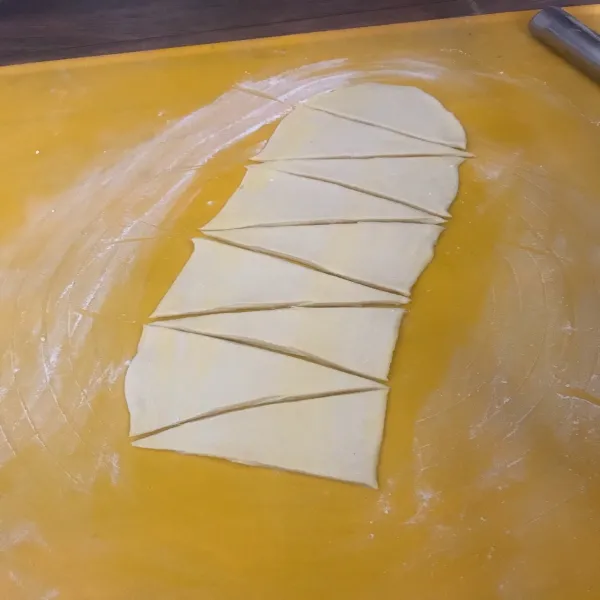 Giling tipis memanjang, lalu potong bentuk segitiga.