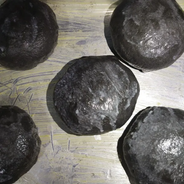 Kemudian bentuk adonan sebanyak 65 gram kemudian diamkan hingga mengembang setelah mengembang olesi dengan susu cair lalu taburi dengan wijen dan siap di panggang dengan suhu 170 derajat Celcius api atas bawah selama 20 menit