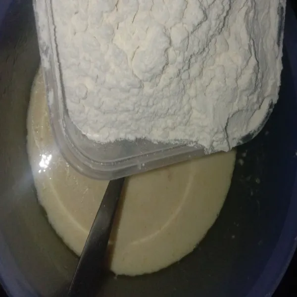 Tambahkan margarin cair aduk rata. Masukkan tepung terigu, maizena, garam. Aduk rata dengan spatula hingga menjadi adonan.