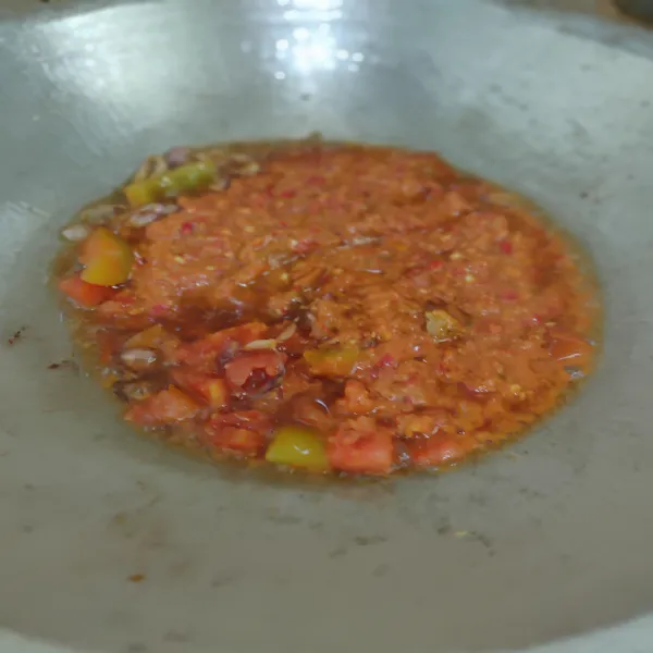 Kembali panaskan minyak, goreng bawang hingga harum, masukkan tomat aduk rata. Kemudian masukan bumbu yang dihaluskan. Aduk kembali