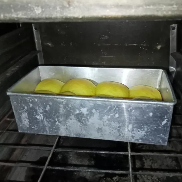 Masukkan roti kedalam oven yang sudah dipanaskan terlebih dahulu, panggang hingga matang sekitarnya 20 menit atau disesuaikan dengan oven masing-masing.