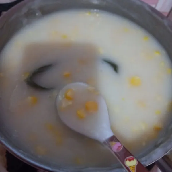 Masak sampai kental menjadi bubur dan jagung matang, kemudian sajikan bubur hangat-hangat