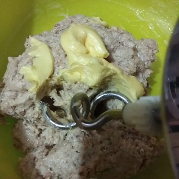 Masukkan mentega, uleni hingga kalis elastis menggunakan mixer.