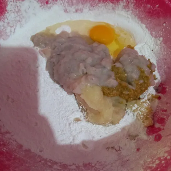 Campur tepung tapioka, udang, telur, pasta terigu, beri garam, kaldu bubuk dan bawang putih halus. Aduk merata sampai tercampur.