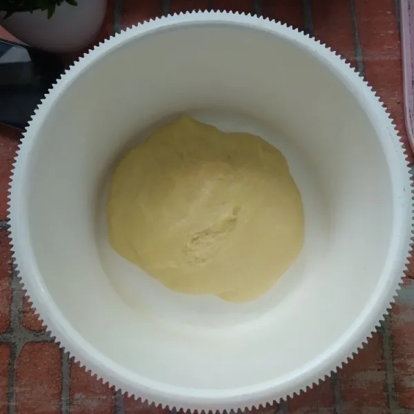 Uleni adonan hingga kalis elastis