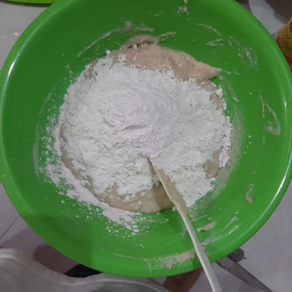 Setelah rata, campurkan tepung tapioka dan aduk rata kembali.