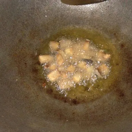 Cuci bersih asin cucut potong kecil kecil lalu goreng, sisihkan