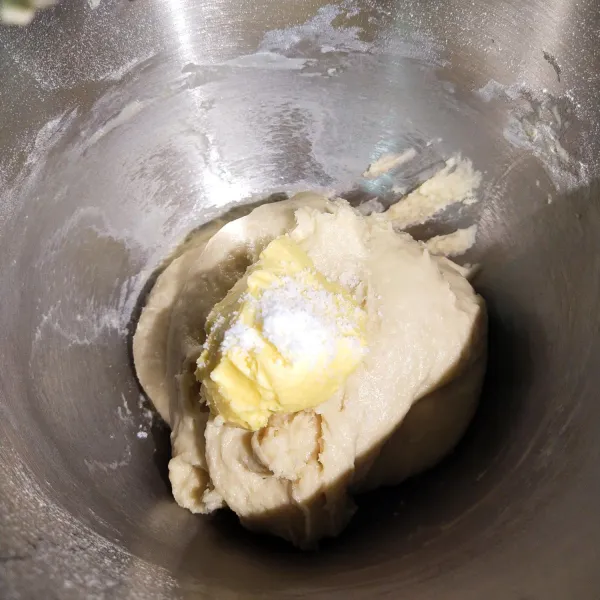 Setelah setengah kalis masukkan margarin dan garam, aduk rata hingga kalis elastis