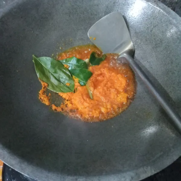 Panaskan minyak, tumis bumbu halus, sereh, lengkuas, daun jeruk dan daun salam hingga wangi dan matang.