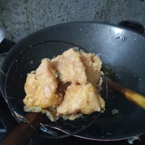 Goreng dalam minyak panas hingga kecoklatan. Angkat dan tiriskan.