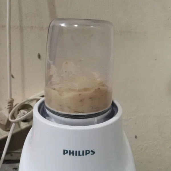 Blender pisang hingga halus.