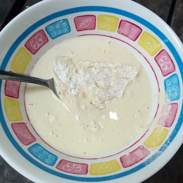 Aduk rata bahan pencelup, lalu celupkan telur.