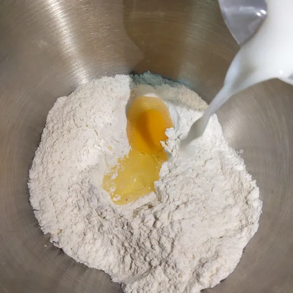 Langkah yang pertama masukkan tepung terigu, gula pasir, telur ,dan susu cair. Aduk rata hingga setengah kalis