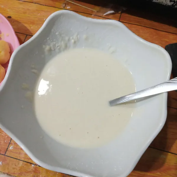 Campurkan tepung terigu, tepung beras, gula pasir, garam dan vanili bubuk. Lalu tuang air sedikit demi sedikit, aduk rata.