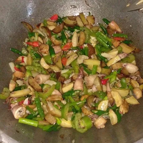 Masak jengkol sampai kuah menyusut dan bumbu meresap. Koreksi rasa