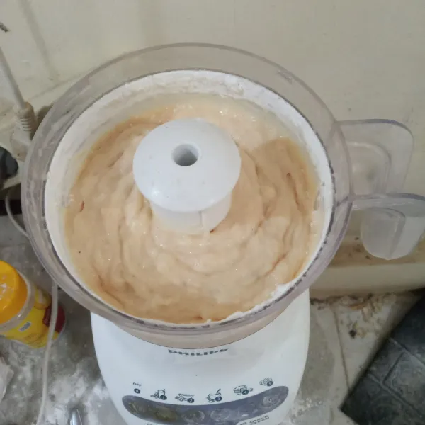 Tambahkan tepung tapioka, proses hingga benar-benar tercampur rata.