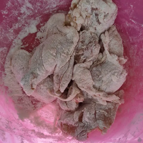 Baluri merata ayam dengan campuran tepung terigu dan maizena.